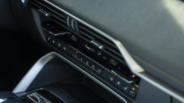 Primo contatto di Mazda CX-60, la plancetta del climatizzatore bizona