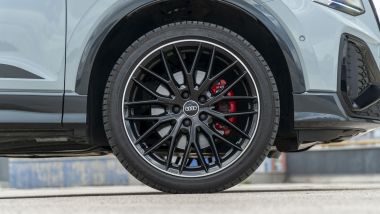Prova Audi Q2 35 TFSI S tronic S line: cerchi neri da 19