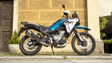 Prova CFMoto 450MT: posizione di guida azzeccata sia per la strada sia per l'off-road