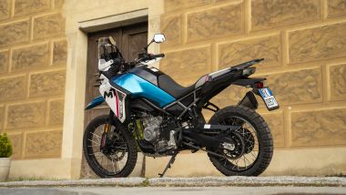 Prova CFMoto 450MT: un bello stile ispirato ai rally raid e buona qualità costruttiva