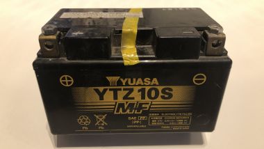 Prova comparativa caricabatterie mantenitori: una vecchia batteria al piombo acido per i test