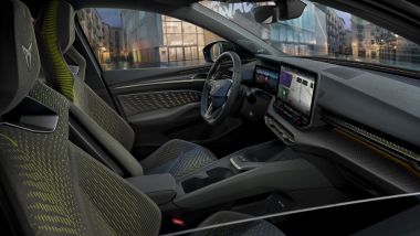 Prova Cupra Raval: gli interni della VZ con sedili sportivi e rivestimenti in tessuto a effetto 3D