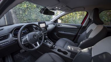 Prova di Renault Arkana E-Tech Hybrid Intens, curati gli interni
