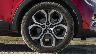Prova di Renault Arkana E-Tech Hybrid Intens, di serie i cerchi in lega da 18'' di diametro