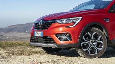Prova di Renault Arkana E-Tech Hybrid Intens, particolare del muso
