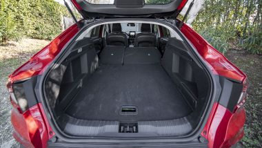 Prova di Renault Arkana E-Tech Hybrid Intens, tanto lo spazio anche abbassando gli schienali