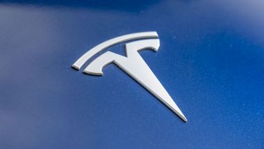 Prova di Tesla Model Y Long Range: il logo sul cofano anteriore