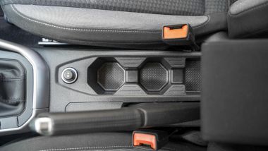Prova di Volkswagen Polo 1.0 TSI Life: i (piccoli) portabottiglie nella console centrale
