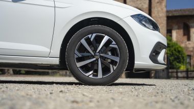 Prova di Volkswagen Polo 1.0 TSI Life: le ruote da 16 pollici (di serie sono da 15)