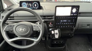 Prova Hyundai Staria: la plancia di comando con doppio display da 10,25''