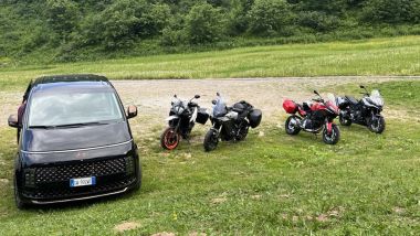 Prova Hyundai Staria: l'MPV usato come appoggio per una prova del nostro canale moto
