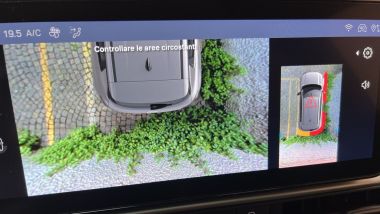 Prova Jeep Avenger e-Hybrid: il touchscreen da 10,25'' con la videata delle telecamere 360°