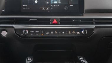 Prova Kia Sorento HEV: la barra multifunzione per regolare clima o radio e navigatore