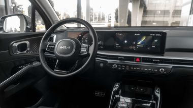 Prova Kia Sorento HEV: la plancia con doppio schermo da 12,3