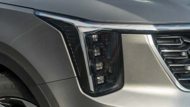 Prova Kia Sorento HEV: un dettaglio dei sofisticati fari full LED anteriori
