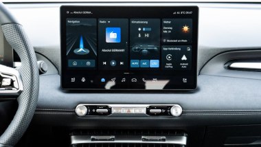 Prova MG4 Urban: il display touch HD misura 12,8'' e integra tutta la connettivit&agrave; di bordo
