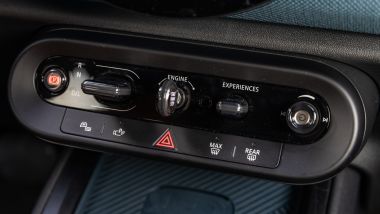 Prova Mini Countryman S All4: da sinistra, i comandi del cambio, dell'avviamento, dei Drive Modes e del volume radio