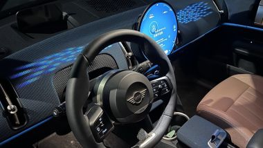 Prova Mini Countryman S All4: i giochi di luce al buio sulla plancia e il display rotondo OLED