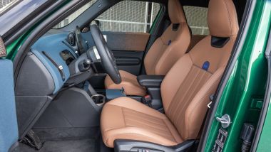 Prova Mini Countryman S All4: i sedili anteriori sportivi in eco-pelle regolabili elettricamente
