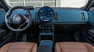 Prova Mini Countryman S All4: l'abitacolo con rivestimenti audaci oltre che robusti