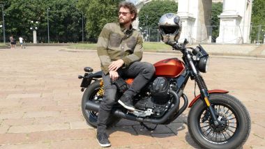 Prova Moto Guzzi V9 Bobber Sport: casco e giacca