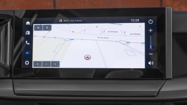 Prova Opel Frontera GS Hybrid: il touchscreen da 10'' dell'infotainment connesso in rete