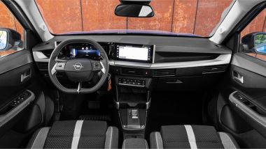 Prova Opel Frontera GS Hybrid: interni pratici, plancia digitale e qualche plastica rigida