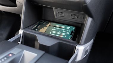 Prova Opel Frontera GS Hybrid: la ricarica wireless per lo smartphone e l'elastico per il tablet