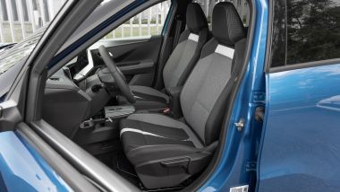 Prova Opel Frontera GS Hybrid: la seduta con l'incavo (bianco) per ridurre la pressione sul fondoschiena