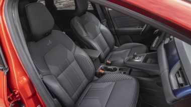 Prova Renault Austral e Symbioz E-Tech: l'abitacolo e i sedili della Symbioz