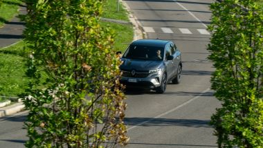 Prova Renault Austral Evolution: agile fra le curve fuori città