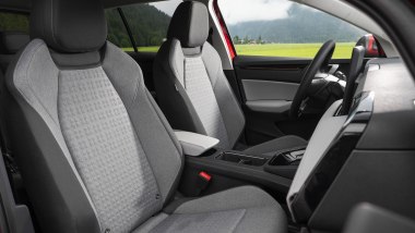Prova Skoda Epiq: sedili confortevoli e ampio spazio per quattro persone a bordo