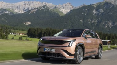 Prova Skoda Peaq: la versione 90x ha un motore EV per asse e la trazione integrale
