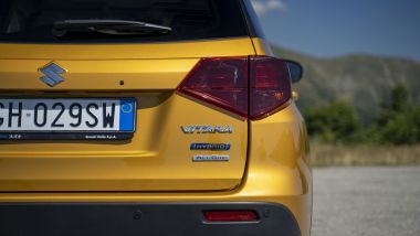 Prova speciale per Suzuki Vitara Hybrid 4WD, i badge sul portellone