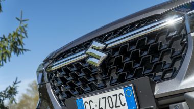 Prova Suzuki S-Cross Hybrid: ampia calandra nera ed eleganti cromature