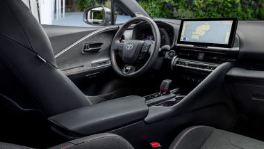 Prova Toyota C-HR PHEV: l'abitacolo di qualità, sportivo e tecnologico