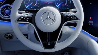 Prova video di Mercedes EQS 580 4Matic: il volante a tre razze con i comandi a sfioramento