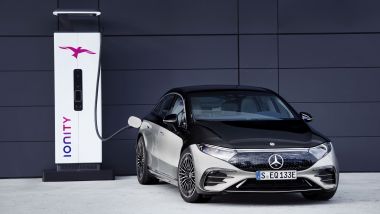 Prova video di Mercedes EQS 580 4Matic: ricarica fast charge fino a 200 kW
