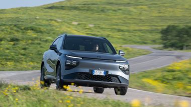 Prova XPeng G6 e G9: il maxi SUV G9 su strada