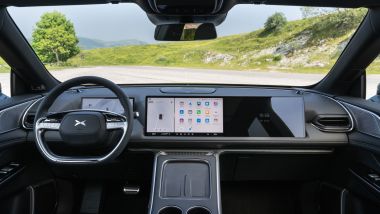 Prova XPeng G6 e G9: la plancia di G9 con il doppio display full HD da 14,96''