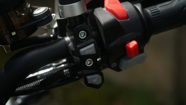 QJ Motor SRT 700 SX: di serie ci sono sella e manopole riscaldabili