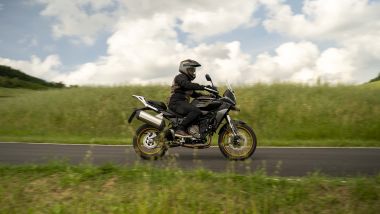 QJ Motor SRT 700 SX: la posizione in sella è confortevole, adatta a lunghi viaggi