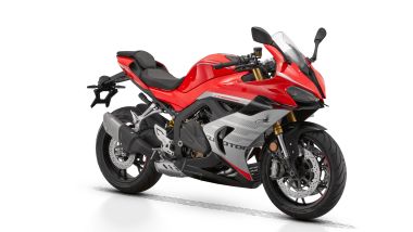 QJMotor SRK800RR 2025, la moto è disponibile in rosso o nero