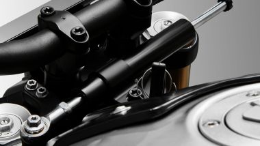 QJMotor SRK900, della ricca dotazione fa parte anche l'ammortizzatore di sterzo, una vera chicca nel segmento