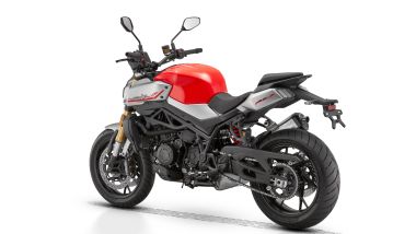 QJMotor SRK900: il serbatoio pronunciato e la coda con luci di stop ai lati sono elementi caratterizzanti del design