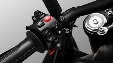 QJMotor SRK900, nella parte alta del blocchetto elettrico ci sono i comandi del cruise control
