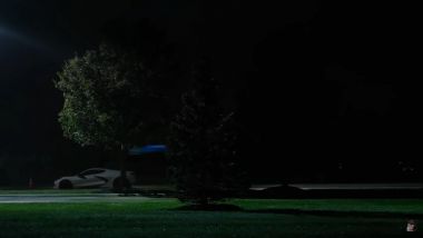 Quella luce blu tra gli alberi è la Corvette volante di Rock Conti prima dell'atterraggio