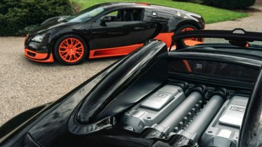 Raduno Bugatti Molsheim: il motore W16 e sullo sfondo una Veyron 16.4 Super Sport