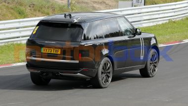 Range Rover Electric: il maxi SUV a batterie durante i test in pista