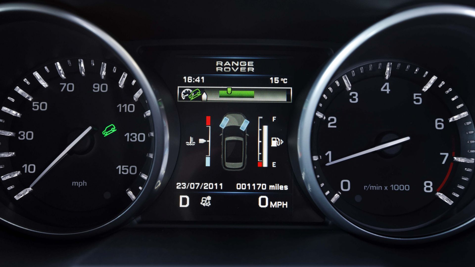 Расход дискавери. Приборная панель Рендж Ровер. Приборная панель range Rover Sport 2015. Land Rover Evoque панель приборов. Land Rover Freelander II 2014 приборная цифровая панель.